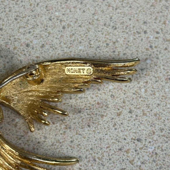 Goldtone bow brooch by Monet - Picture 4 of 5